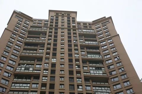 午夜中山区一高层,小伙正躺床上玩手机,突然从