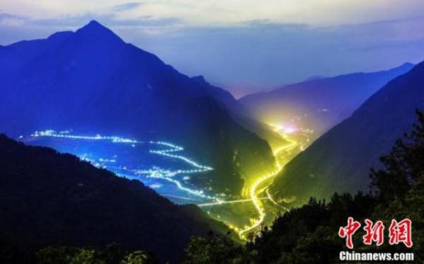 湖北兴山“三峡水上公路”夜色迷人