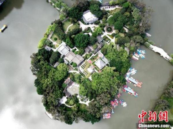 鸟瞰福州西湖 万株鸢尾宛如一把“翡翠琵琶”