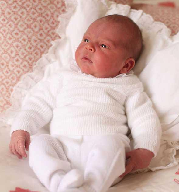 路易王子穿着白婴儿服(取自Instagram) 英国王室近日迎来新成员,王室首次公开路易王子官方照,其中一张还出现姐姐夏洛特公主抱着小王子合影的温馨场面。 两张官方照,都是由凯特亲自拍摄。在4月26日拍摄的照片,出现路易王子穿着白婴儿服的可爱模样。第二张照片则是5月2日夏洛特公主三岁生日时拍摄的,夏洛特公主抱着熟睡的路易王子。