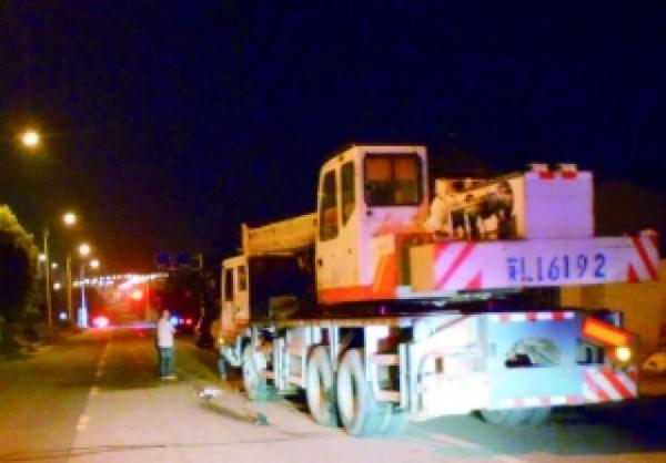 镇江男子低头捡手机撞伤人 逃逸后让妻子顶包