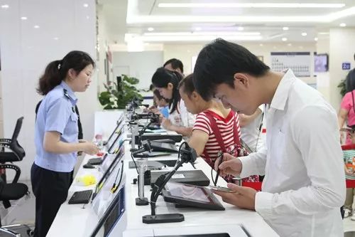 从填表、采集指纹.到最后缴费,南宁市民办理出