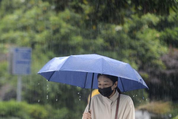 江苏扬州遭遇暴雨天气