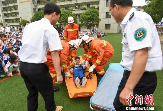 防灾减灾 江西逾2000师生演练地震应急疏散救援