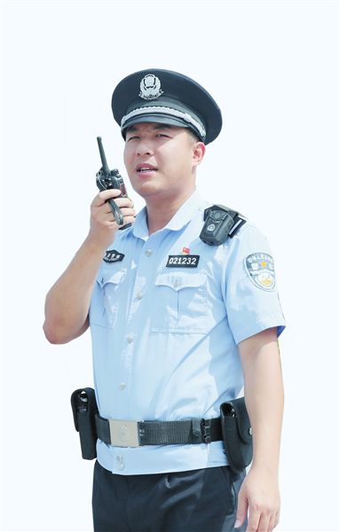 三亚旅游警察:守护游客警服在身 责任在肩