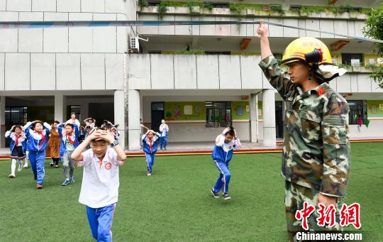 防灾减灾 江西逾2000师生演练地震应急疏散救援