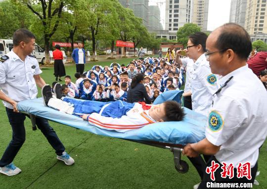 防灾减灾 江西逾2000师生演练地震应急疏散救援