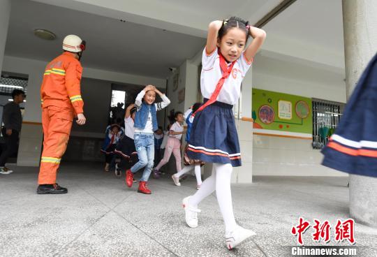 防灾减灾 江西逾2000师生演练地震应急疏散救援