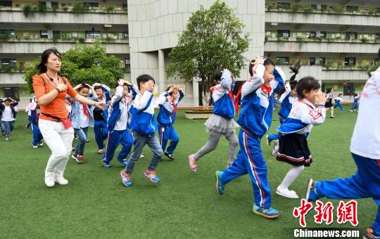 防灾减灾 江西逾2000师生演练地震应急疏散救援