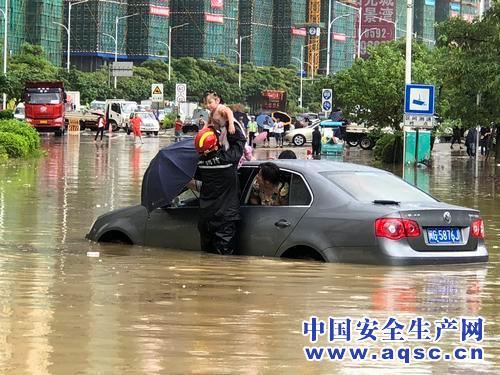 福建漳州:暴雨突袭多人被困消防紧急救援