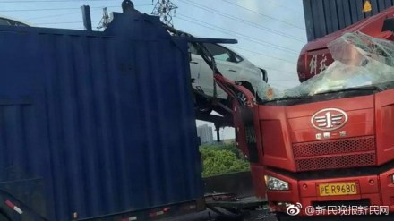 上海绕城高速一集卡追尾轿运车致驾驶室被削平