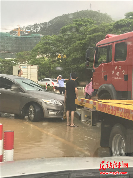 织起暴雨中最坚固的交通防线---记漳州交警雨中