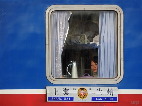 女子火车上如厕掉落iPhoneX 南京铁警连夜沿铁