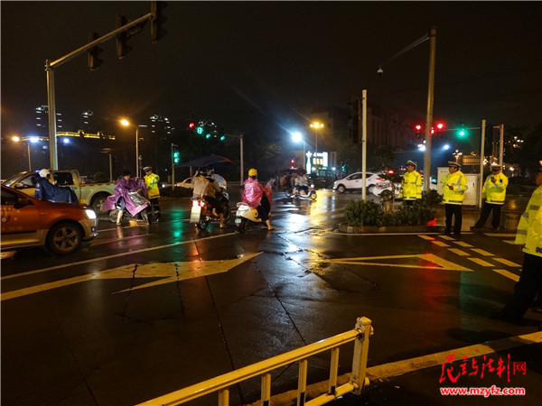 织起暴雨中最坚固的交通防线---记漳州交警雨中