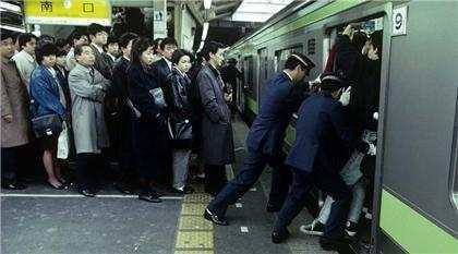 实拍:90年代日本地铁罕见老照片,网友:和现在的北京一