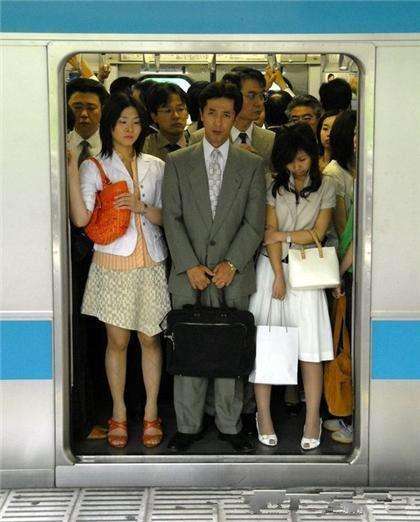 实拍:90年代日本地铁罕见老照片,网友:和现在的北京一