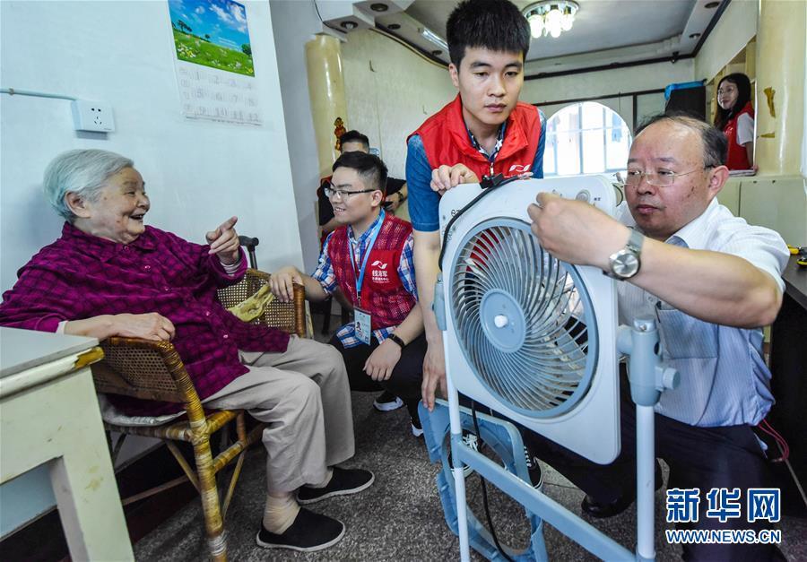 “国际家庭日”志愿者温暖空巢老人