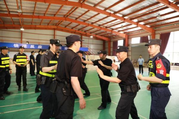 安徽:公安厅长带头参加警务实战技能培训 安徽:公安厅长带头参加警务实战技能培训