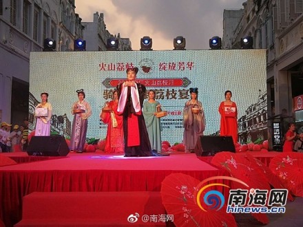 你见过吗?海口骑楼老街设百米长桌宴 与市民共享火山荔枝 你见过吗?海口骑楼老街设百米长桌宴 与市民共享火山荔枝