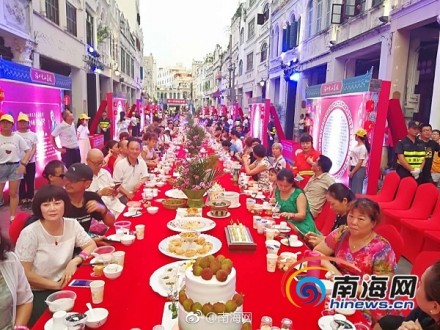 你见过吗?海口骑楼老街设百米长桌宴 与市民共享火山荔枝 你见过吗?海口骑楼老街设百米长桌宴 与市民共享火山荔枝