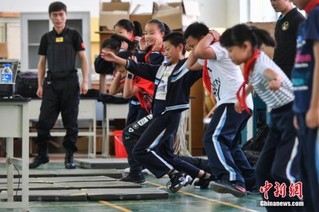 昆明小学生进行防震反恐演练