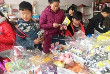 安徽开展为期两个月“五毛食品”整治:常吃或致智力低下 可拨打12331举报 安徽开展为期两个月“五毛食品”整治:常吃或致智力低下 可拨打12331举报