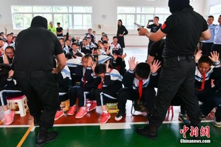 昆明小学生进行防震反恐演练