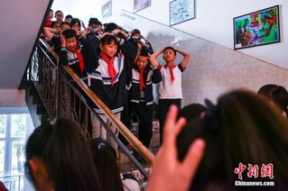 昆明小学生进行防震反恐演练