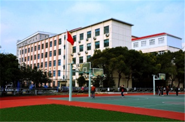 曲靖民中助贫困孤儿圆大学梦