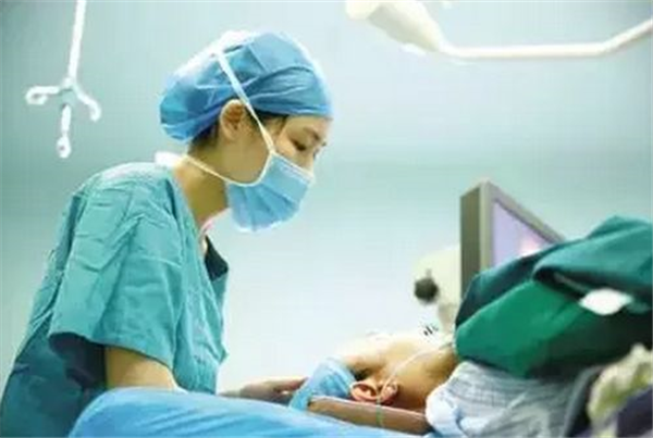 北京游客飞机上突发脑出血桂林医生紧急施救