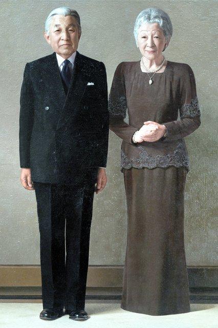 画面中日皇和皇后并排站立,面带微笑,十分高雅.
