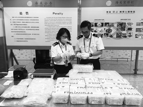 深圳机场海关在一名来自马来西亚的入境旅客随