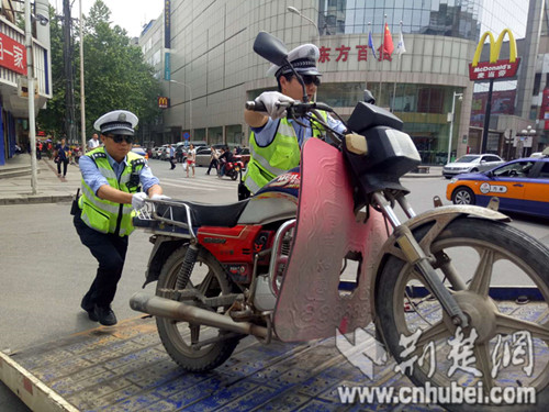 荆门交警"七个一律"整治摩托车违法行为