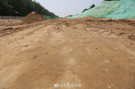 约6个篮球场面积土方未苫盖 北京一工地收10万