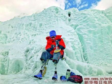 69岁“无腿老人”登珠峰 43年5次挑战，这次终于登顶