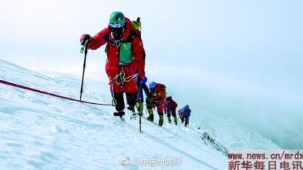 69岁“无腿老人”登珠峰 43年5次挑战，这次终于登顶