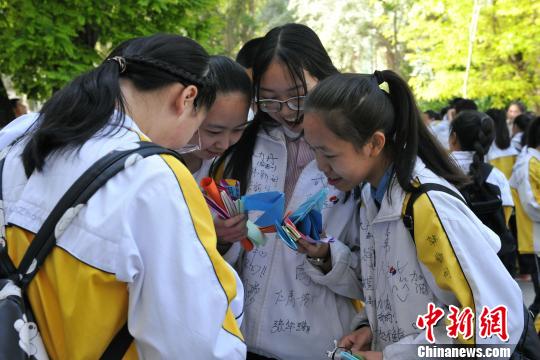 高考在即 青海高中生“放飞”万余纸飞机为高三学子送行