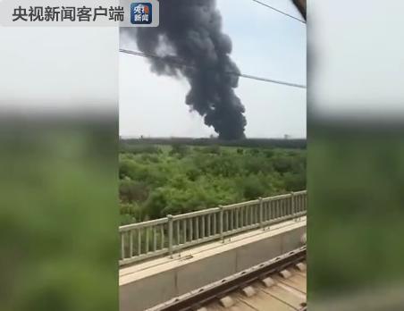天津西青区一企业润滑油起火 毗邻厂房出现过
