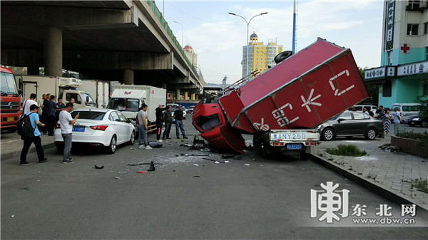突发!哈尔滨道外十四道街厢式货车坠桥砸在一