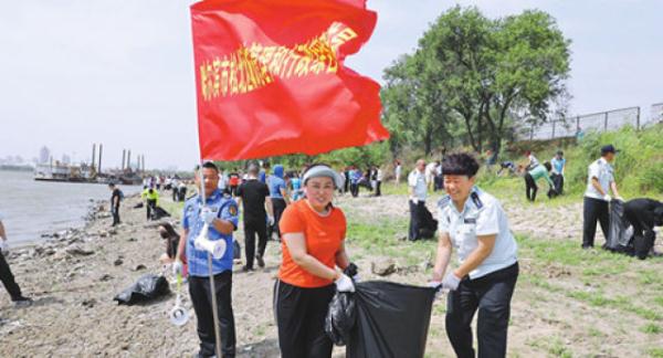 哈尔滨市开展捡拾塑料垃圾袋环保公益主题实践