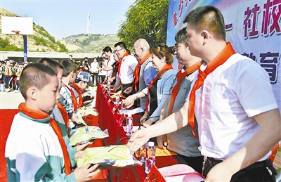 榆林:庆六一 185名学生获赠运动服