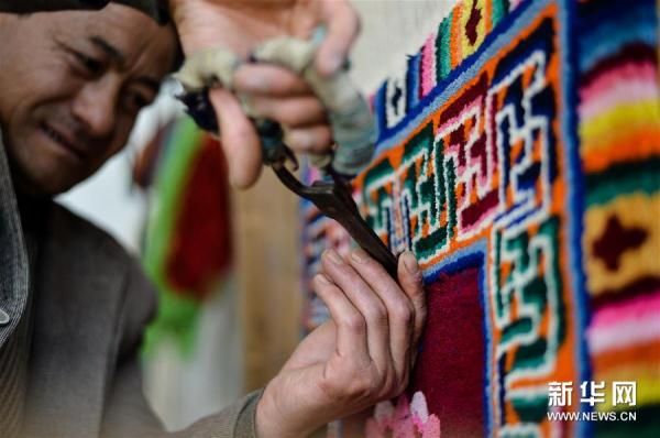 加牙藏族織毯技藝傳承人:我織過的地毯可以繞村子一圈