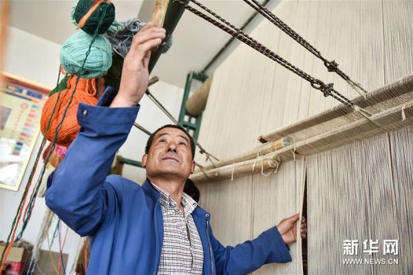 加牙藏族織毯技藝傳承人:我織過的地毯可以繞村子一圈