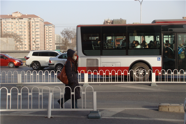 洛阳警方在每个考点均设勤务室、交警为送考车