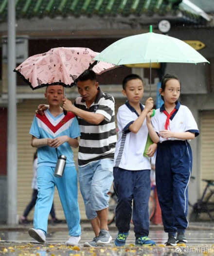 雨云团正向广州城区移动!雷雨大风蓝色预警信