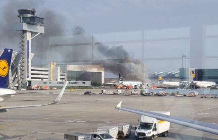一架客机在德国法兰克福机场起火 致10人受伤
