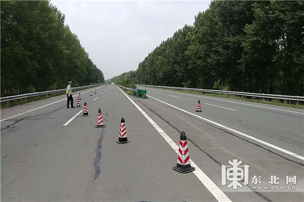 高速交警在哈大高速公路上进行车辆混行疏导.