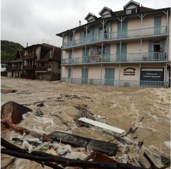 法国西南部暴雨成灾 消防员出动600次疏散逾百人