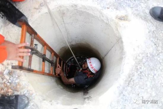 南宁马山一老人散步时不慎掉到3米深地下排水井道
