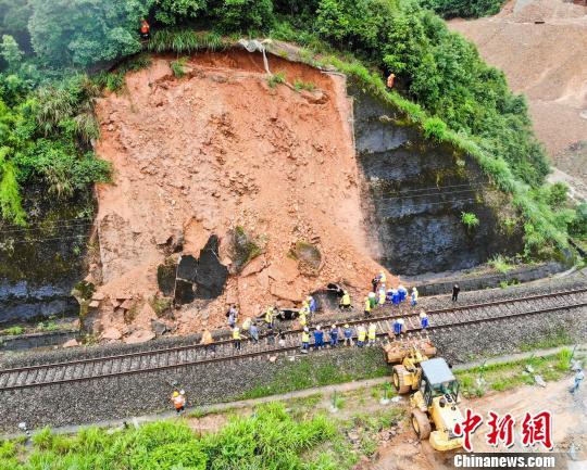 皖赣铁路江西景德镇段一处高边坡出现山体滑坡,危及铁路运行安全